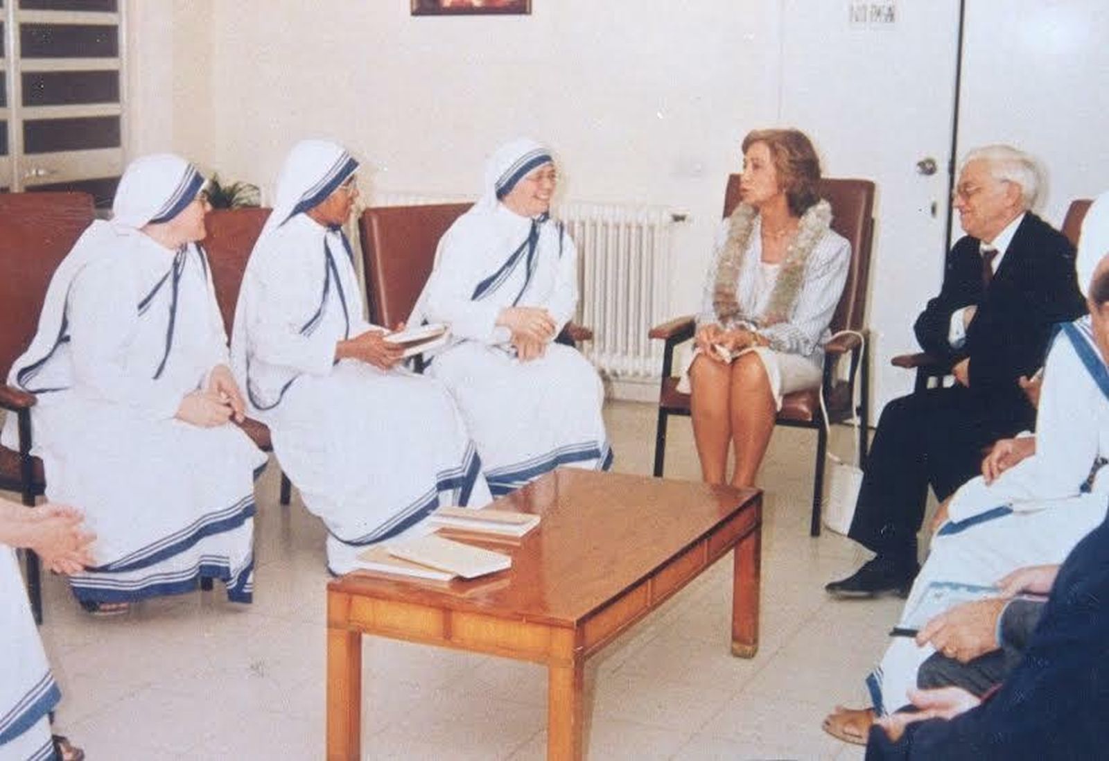 La Reina, el padre Ángel y religiosas de la Madre Teresa