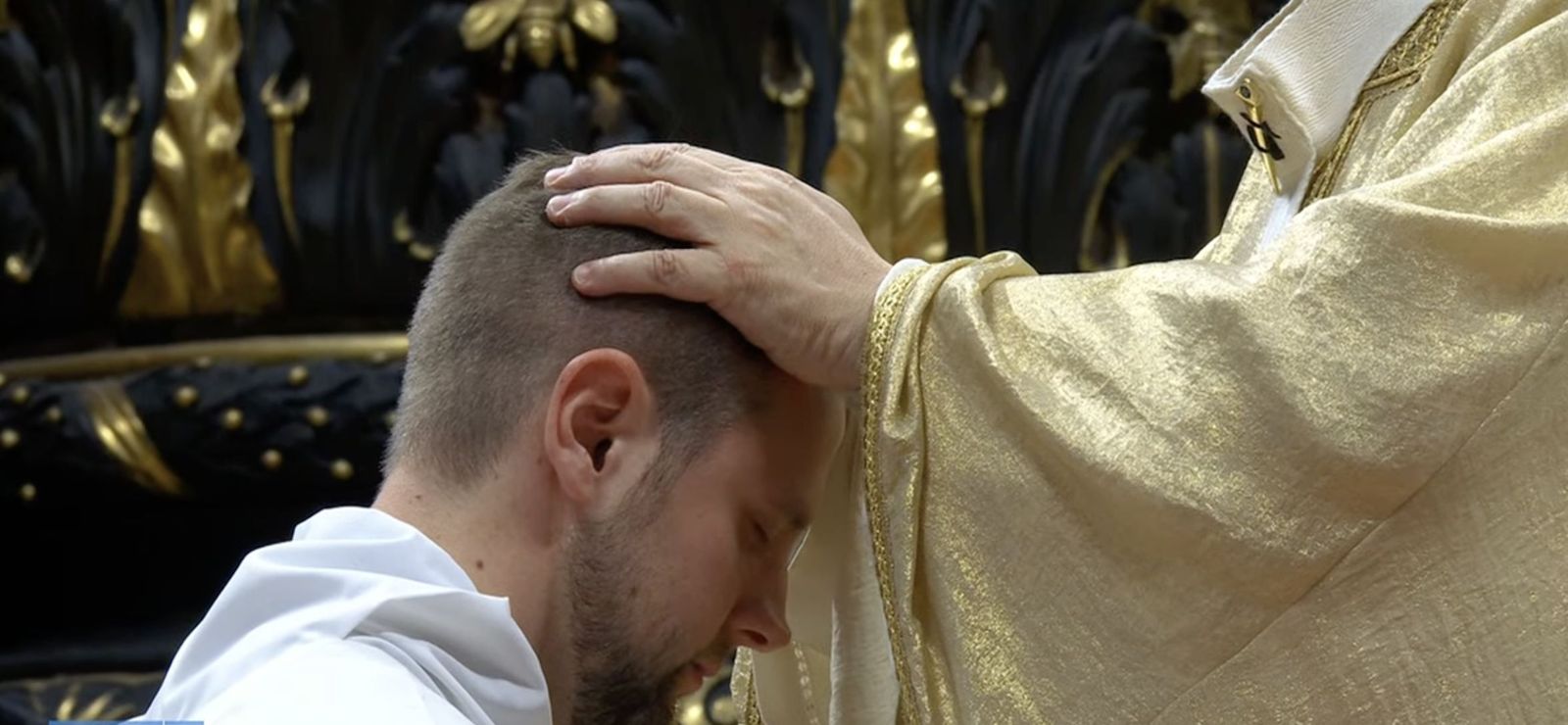 León XIV y la imposición de manos