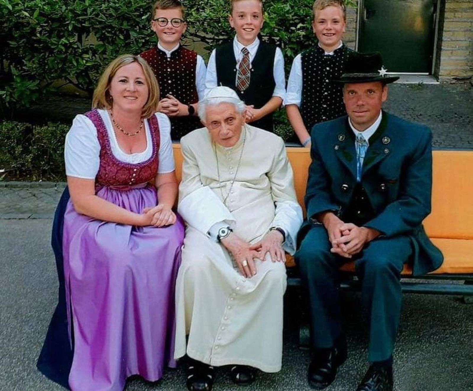 Benedicto XVI reaparece junto a una familia bávara