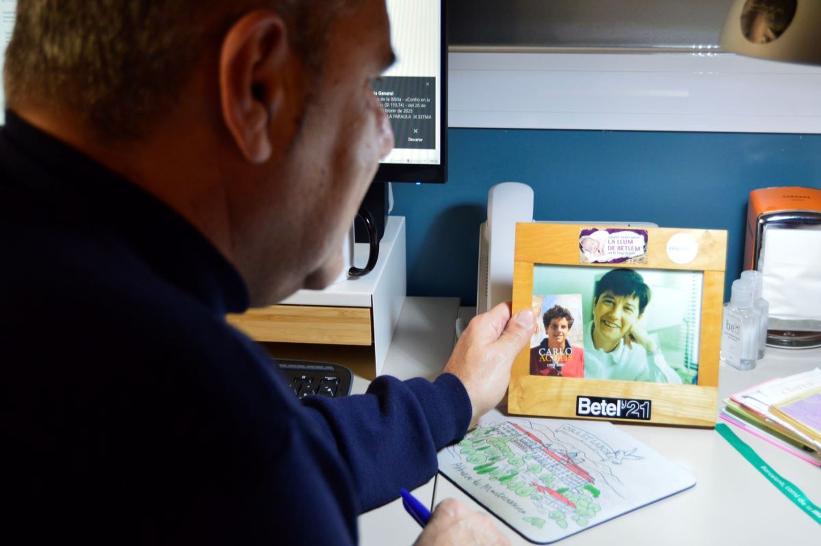 Francesc Figueras, junto al retrato de Rosa Deulofeu