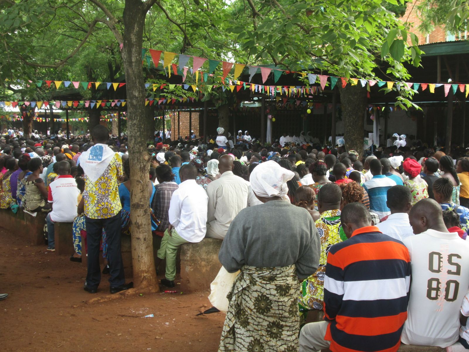 No disparen, por favor. Estamos en misa