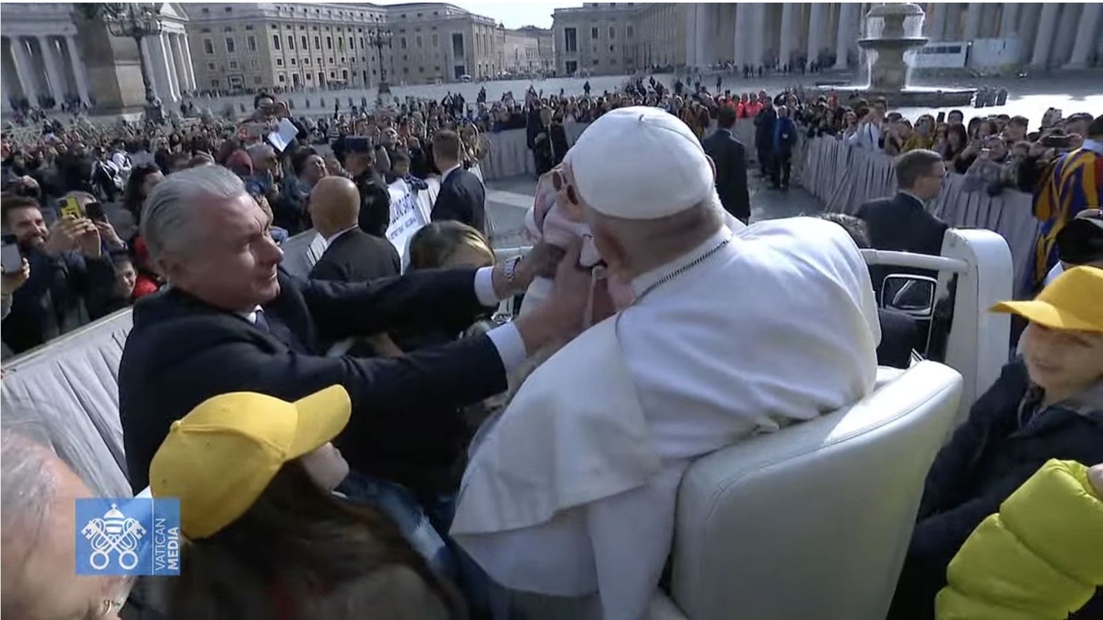 Francisco besa a un bebé durante su recorrido previo a la audiencia