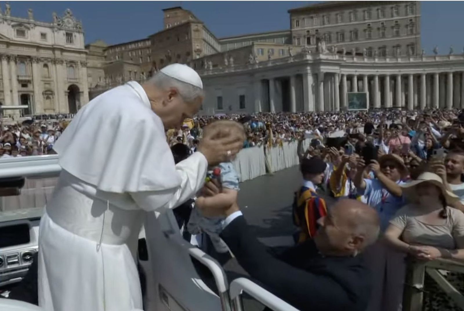 El Papa bendice a un niño en la plaza de San Pedro