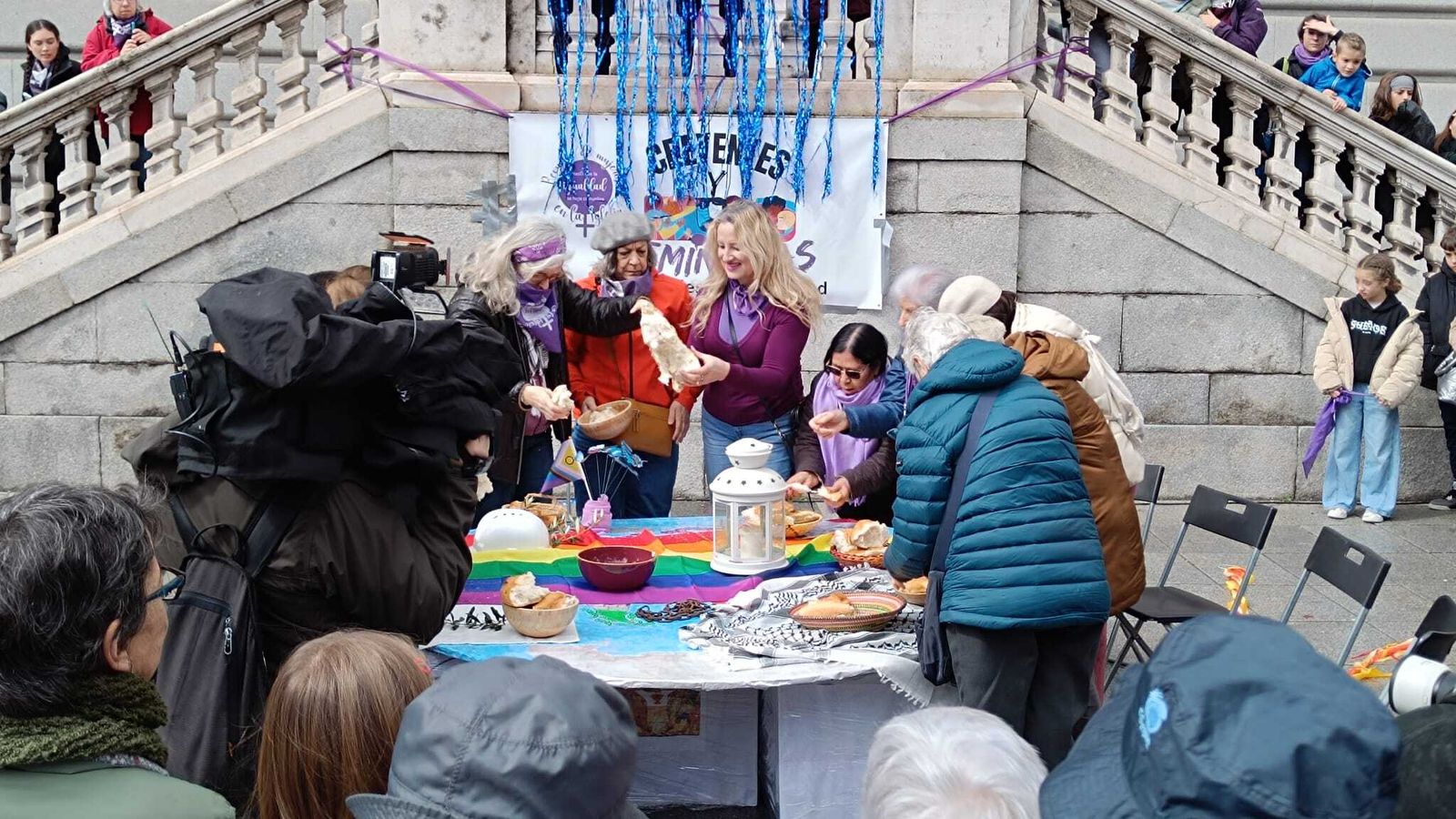 Un momento de la perfomance de la Revuelta de Mujeres
