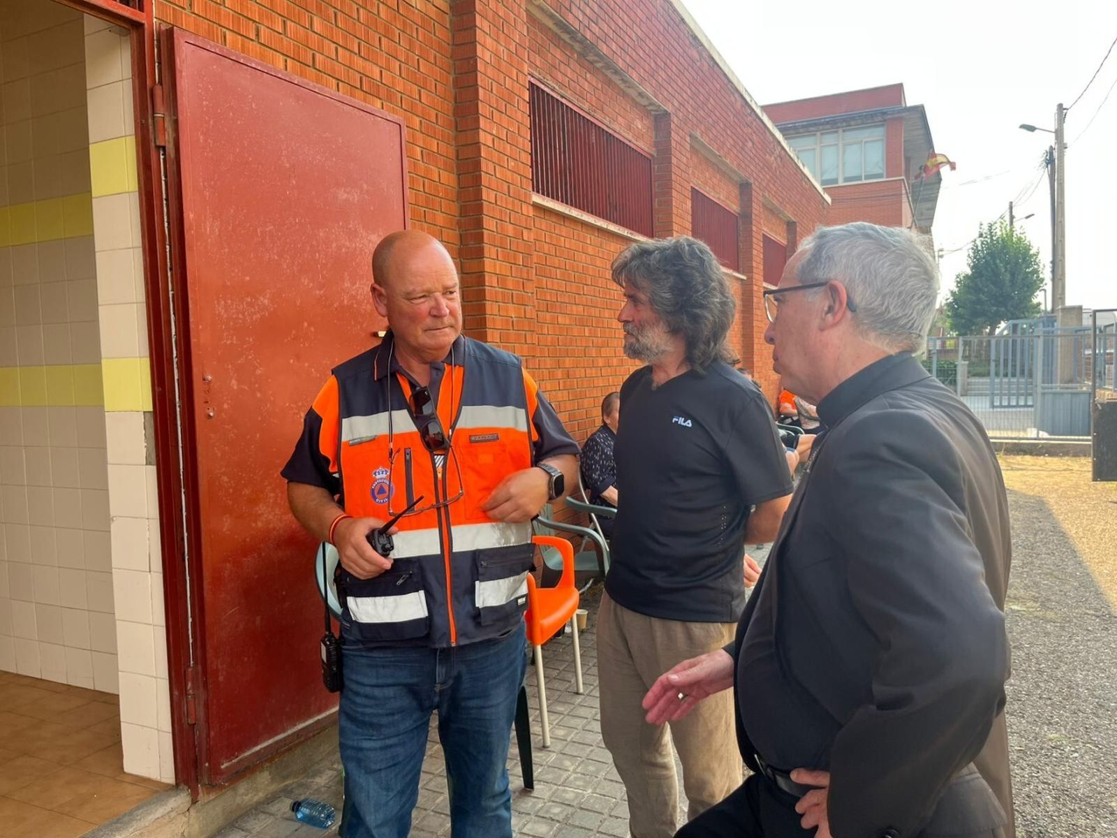 El obispo de Zamora y el párroco de Aliste, visitando a los afectados por el incendio