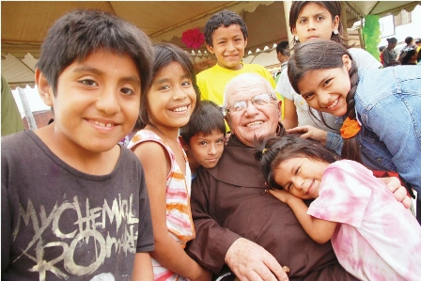 El padre Alfredo, rodeado de niños, para quienes fue un regalo
