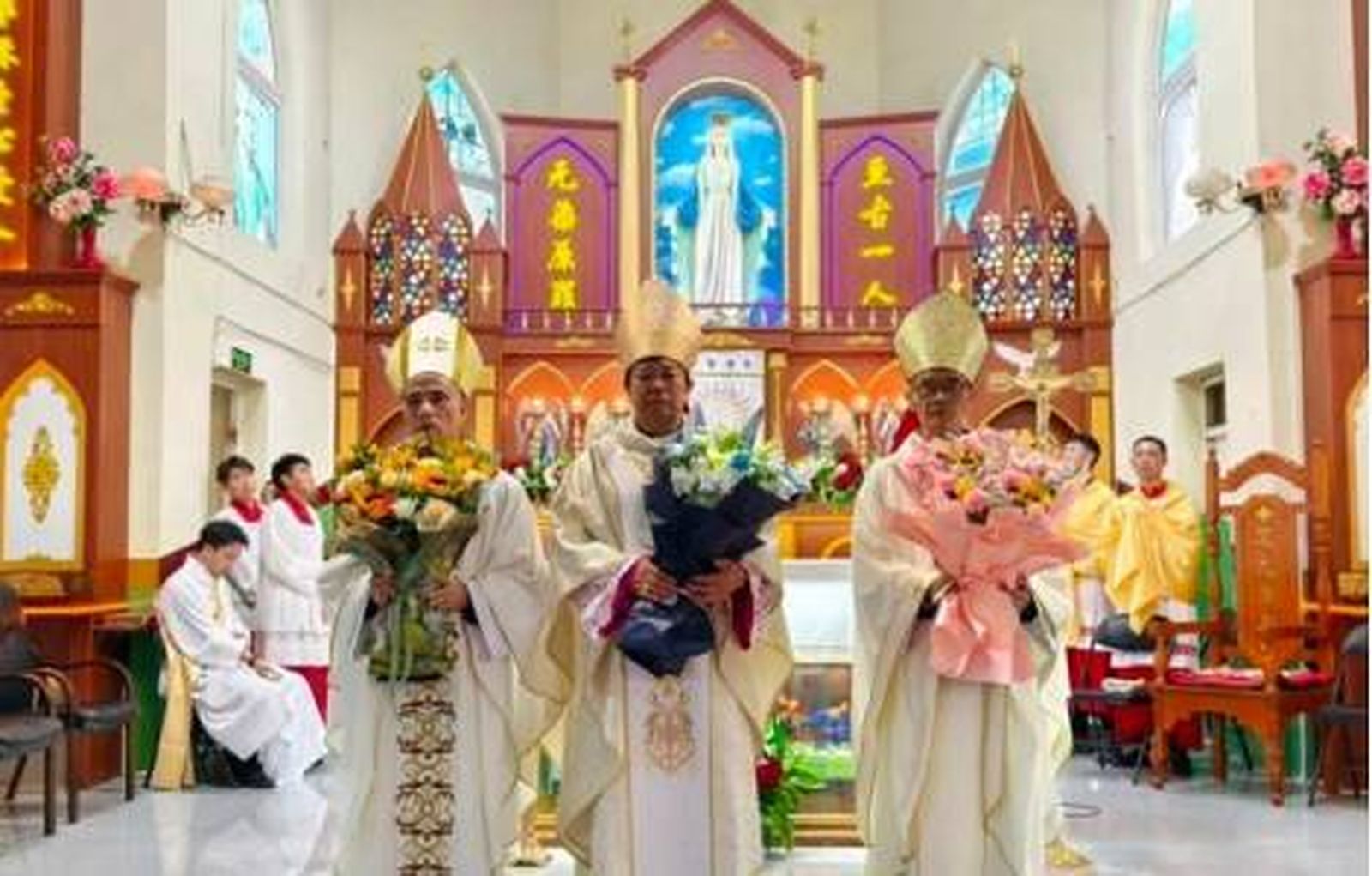 Los obispos de la recién inaugurada diócesis de Zhangjiakou