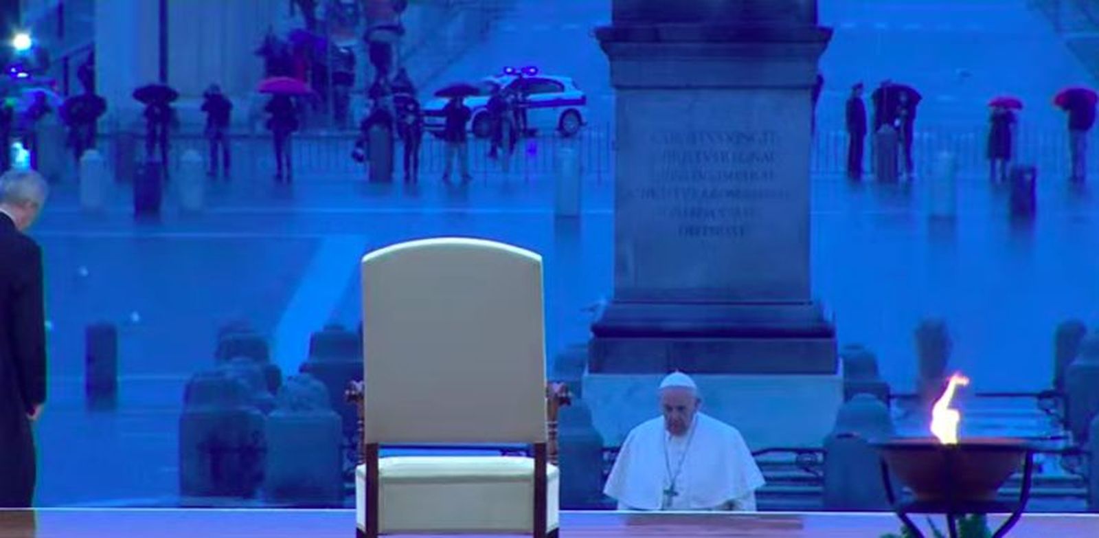 Francisco se dirige al altar entre la lluvia