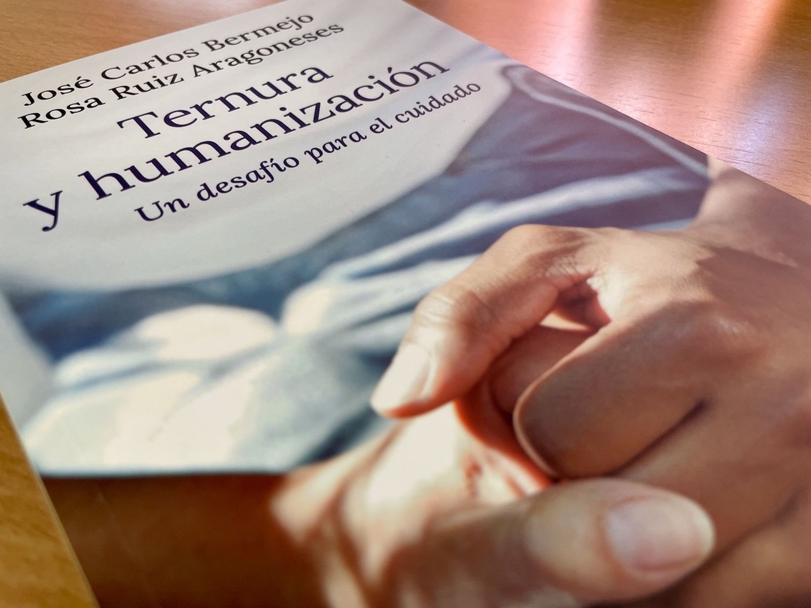 'Ternura y humanización', un libro sobre la esencia del cuidado