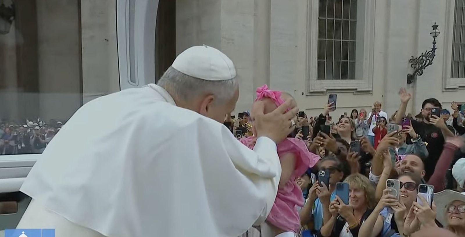 El Papa signa a una niña