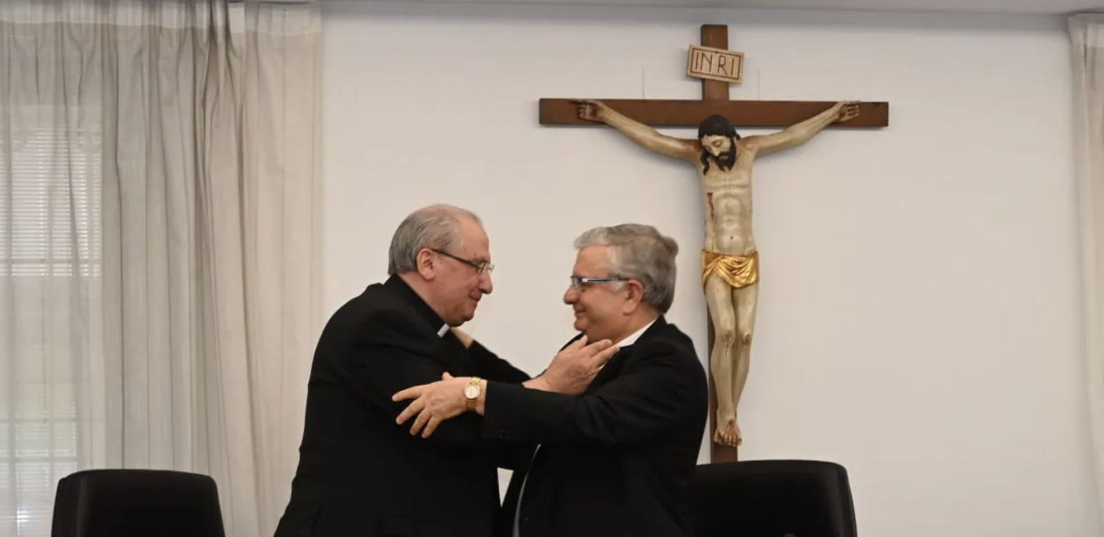 El abrazo de despedida de Morga y Carballo