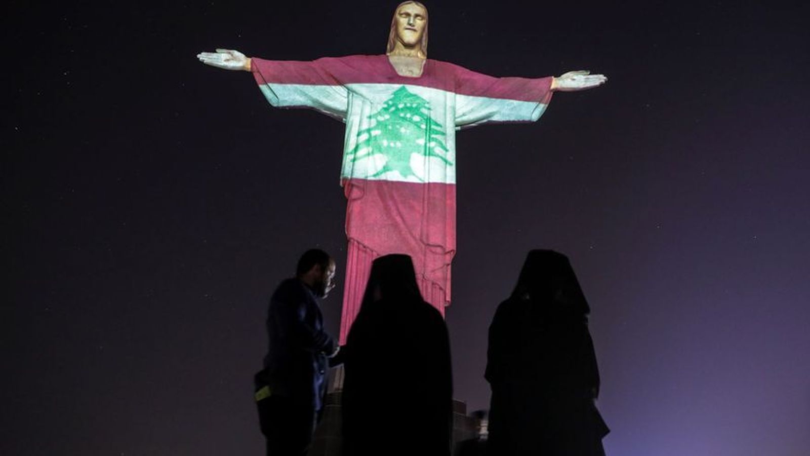 Cristo Redentor iluminado con la bandera de Líbano