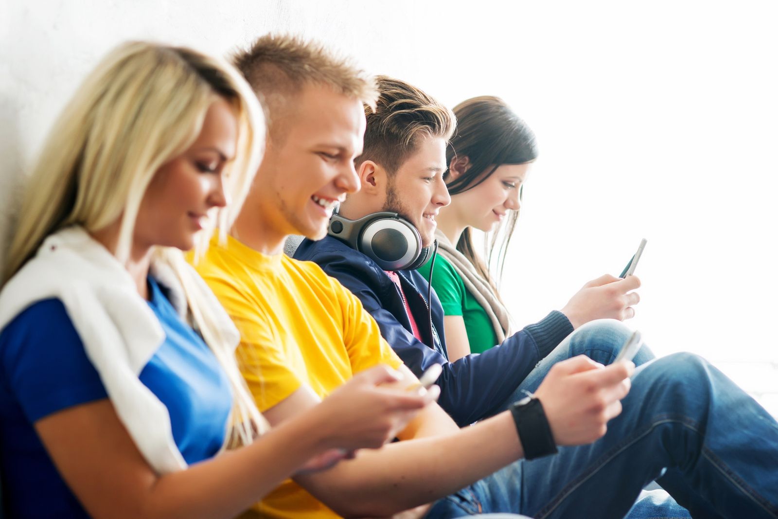 Más de un tercio de los jóvenes españoles manifiesta signos de falta de control en el uso del móvil.