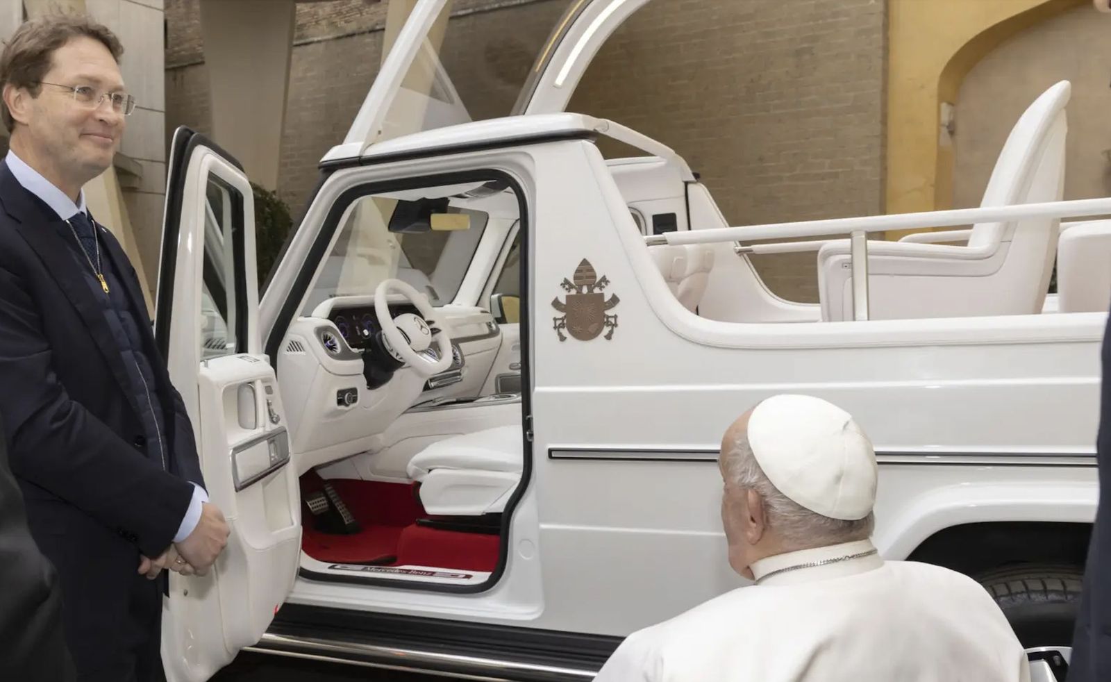 El papamóvil eléctrico del Papa