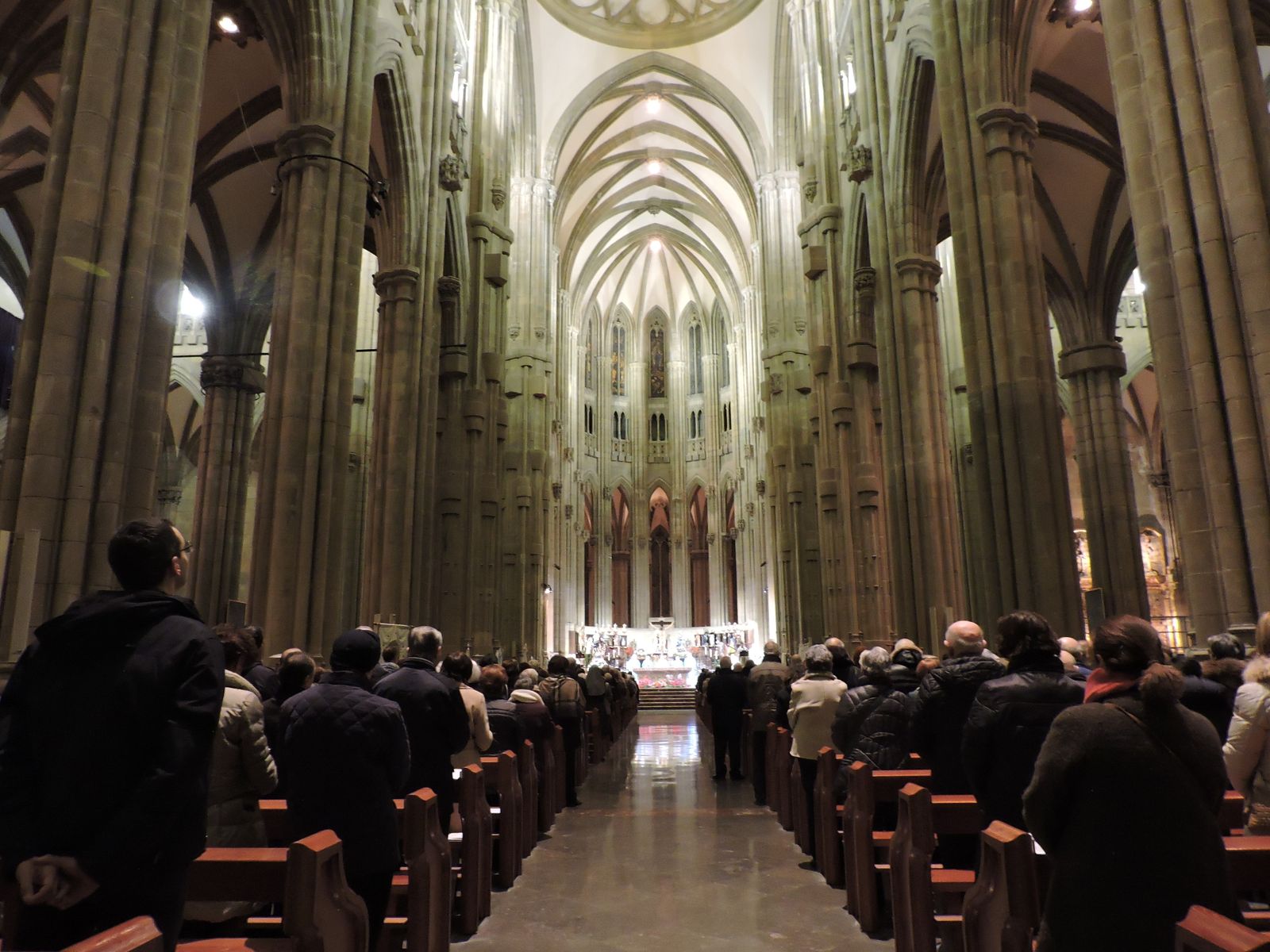 Vitoria da un paso adelante y suprime el culto público hasta el día 3