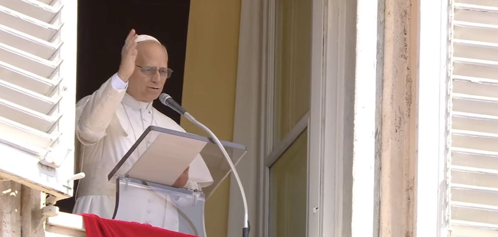 León XIV saluda a los fieles