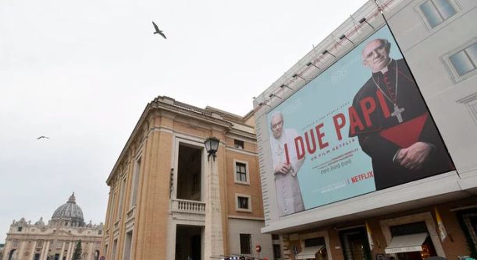 'Los dos Papas', el Vaticano... y el inmenso cartel en Vía della Conciliazione