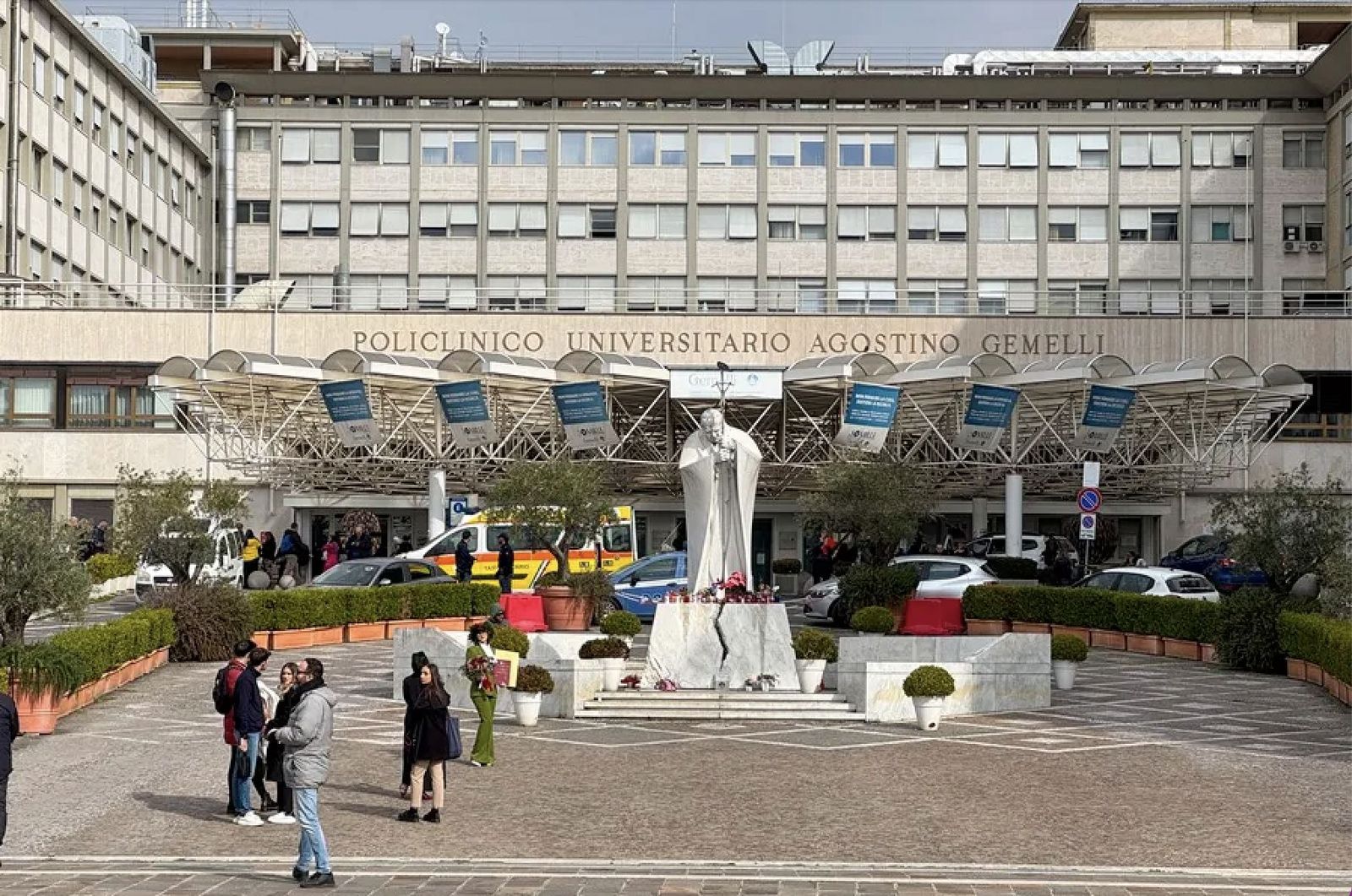 Lox fieles se acercan a rezar y depositar flores a la entrada del Gemelli