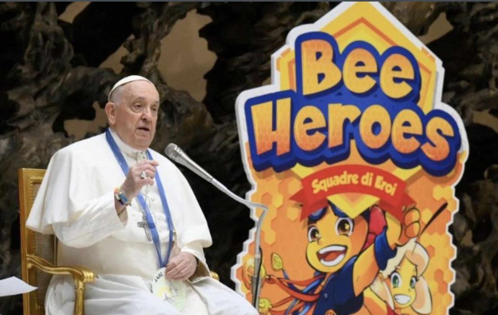 Francisco responde a las preguntas de los pequeños entrevistadores