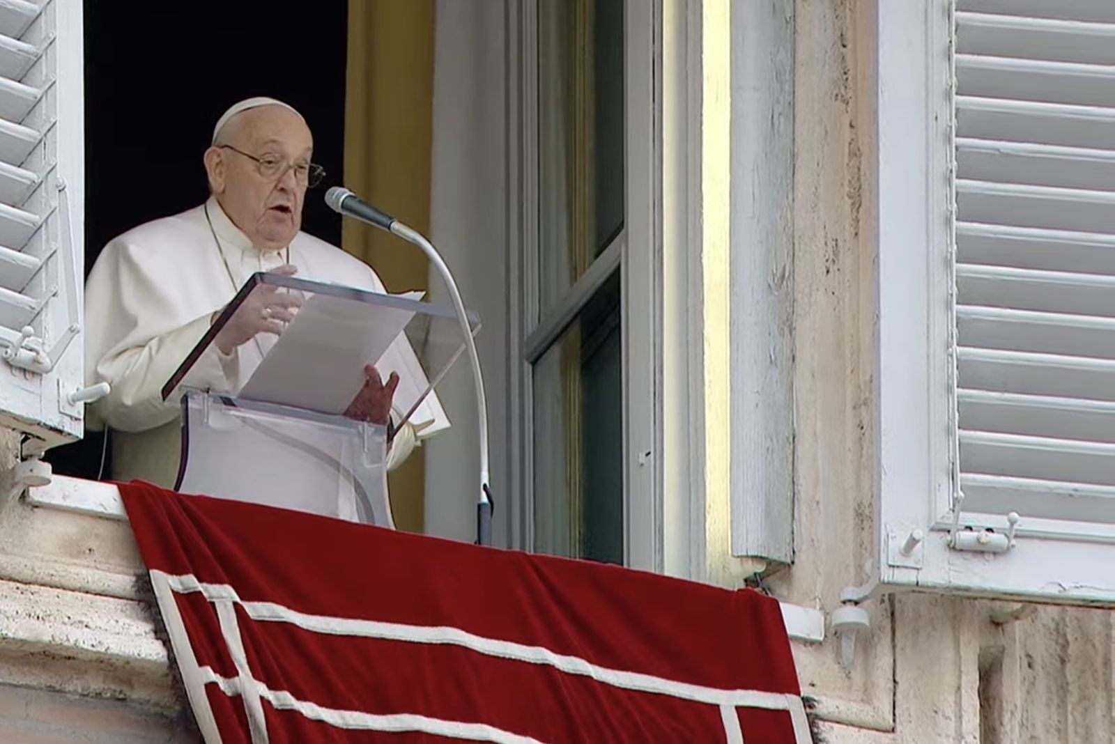 El Papa lee su meditación antes del rezo del ángelus