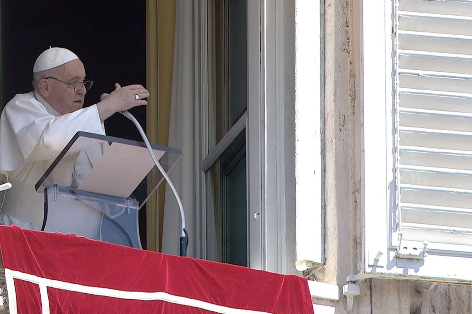 Francisco da la bendición desde el balcón del palacio apostólico