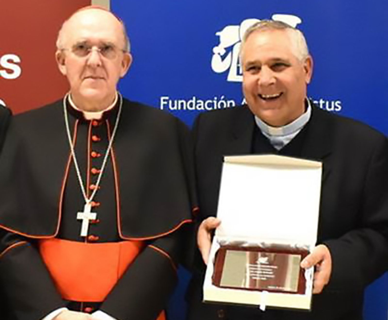 El sacerdote José Aumente con el cardenal Osoro