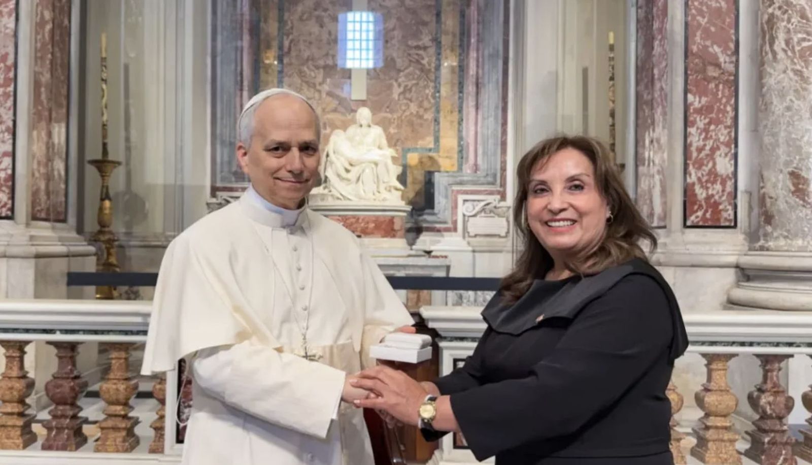 El Papa y Dina Boularte, delante de la Piedad