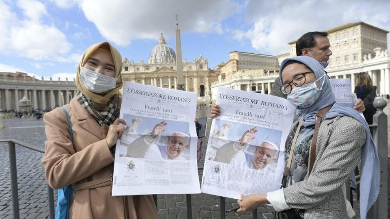 Dos mujeres con la encíclica, en la plaza de San Pedro