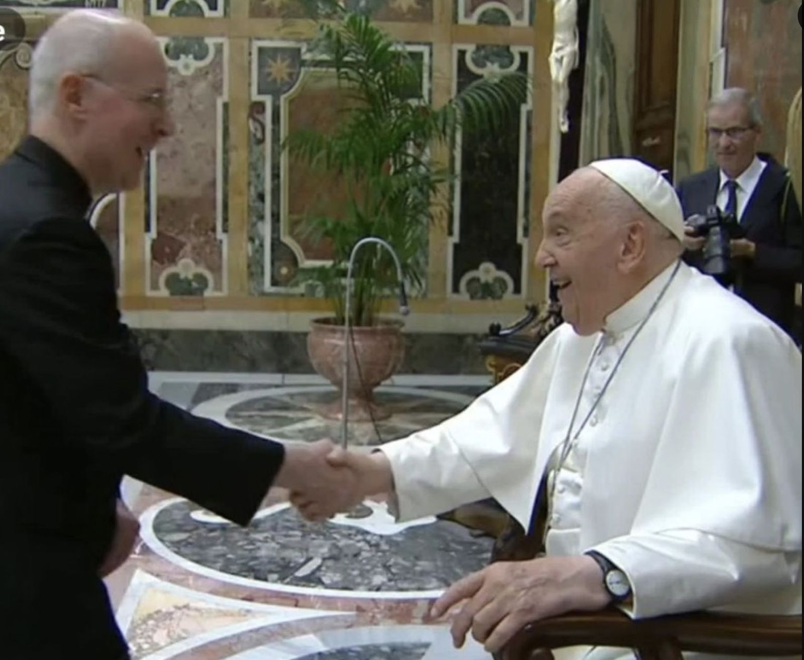 Saludo entre el Papa y Martin