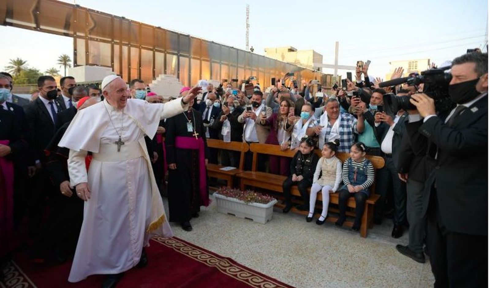 Francisco saluda a los fieles a su entrada a la catedral de Bagdad