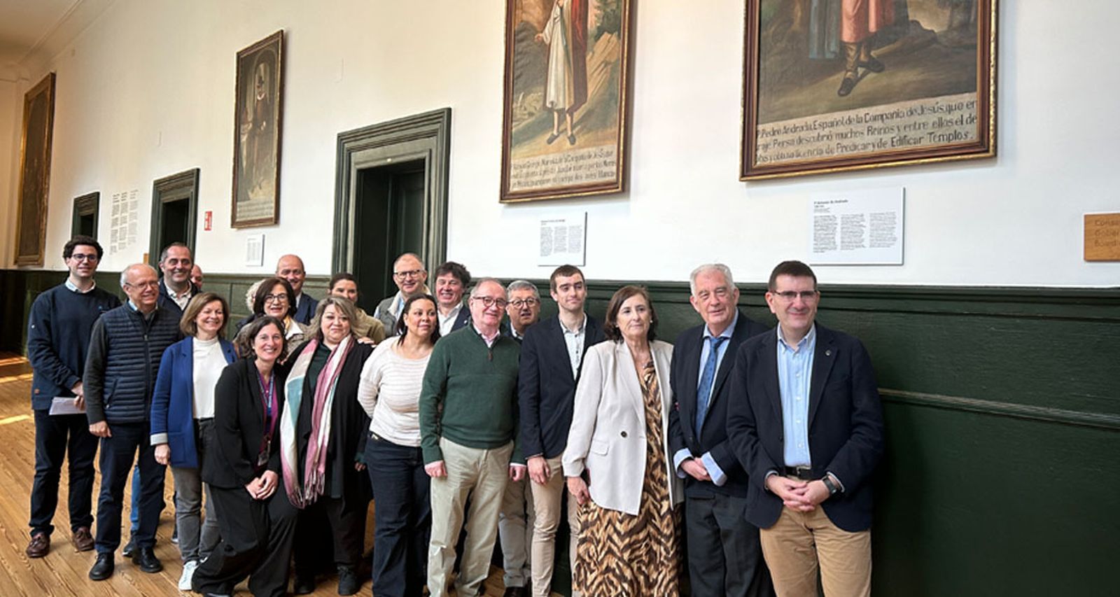 Juan José Etxeberria (a la drcha.) junto a otras autoridades académicas