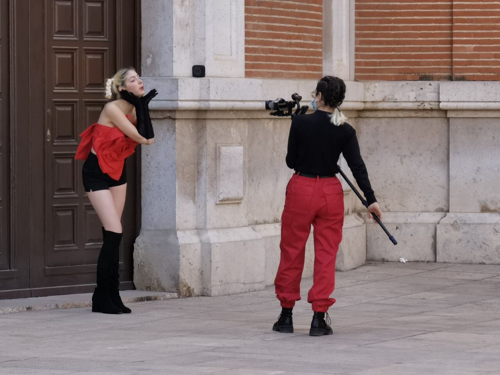 Posado fotográfico en una de las puertas del  palacio arzobispal durante la procesión.