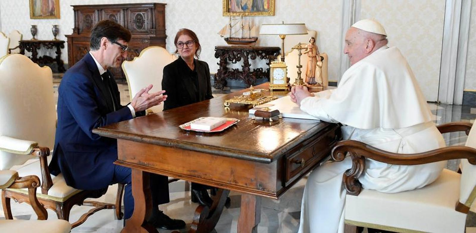 Illa y su mujer, con el Papa en el Vaticano