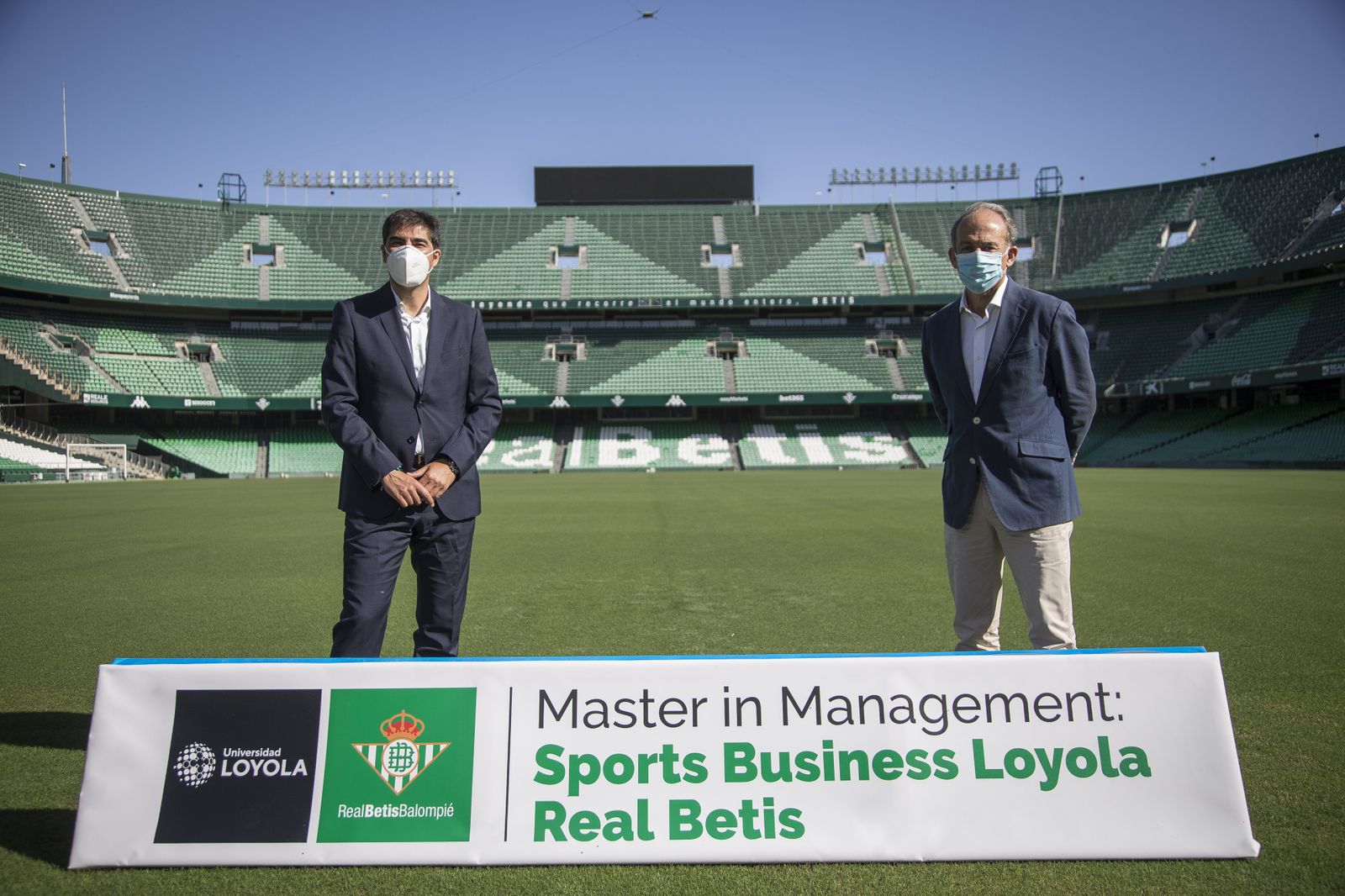 Izquierda, Ángel Haro, presidente del Real Betis Balompié; Derecha, Gabriel Pérez, rector de la Universidad Loyola