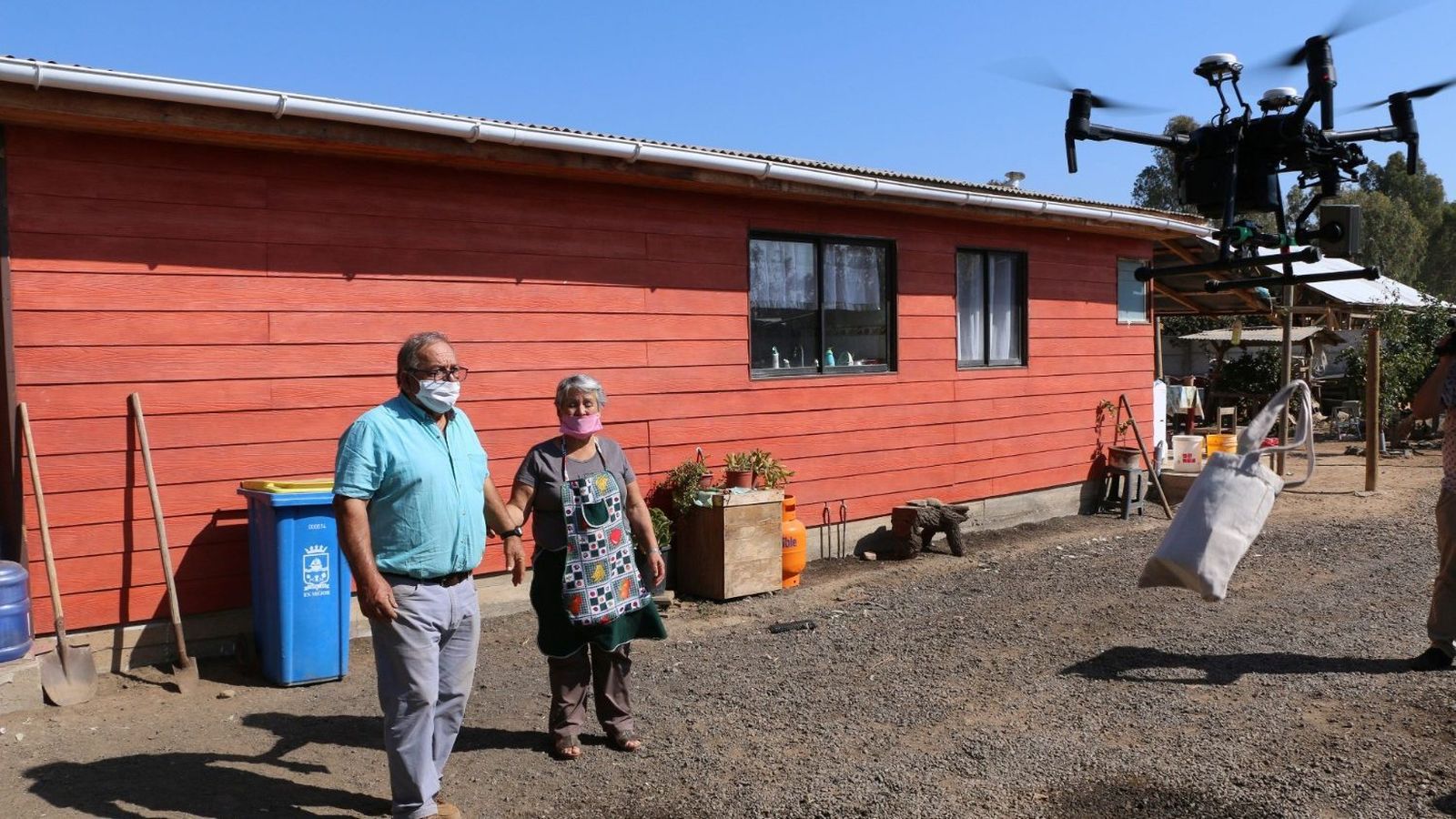 Un dron de la municipalidad de la ciudad de Zapallar entrega medicinas a ancianos