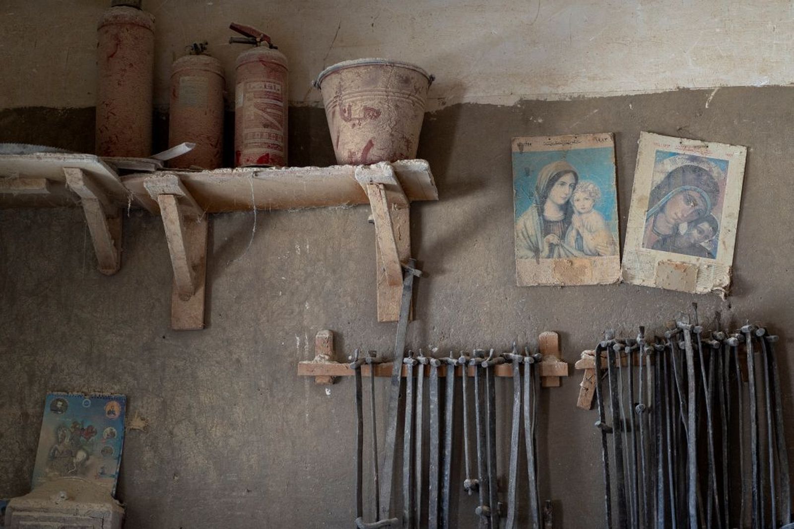 En un taller del barrio cristiano de Luxor hay colgados retratos de la Virgen María y Jesucristo.