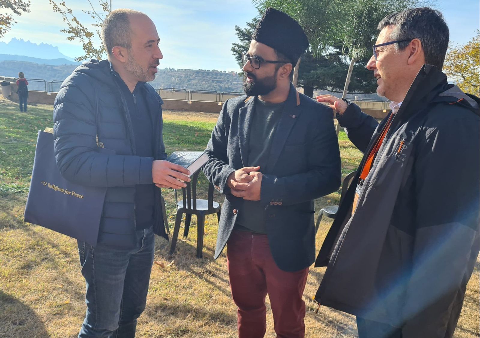 Quasir Mahmood Malik, en el centro, con Marc Eloy y Joan Hernández.