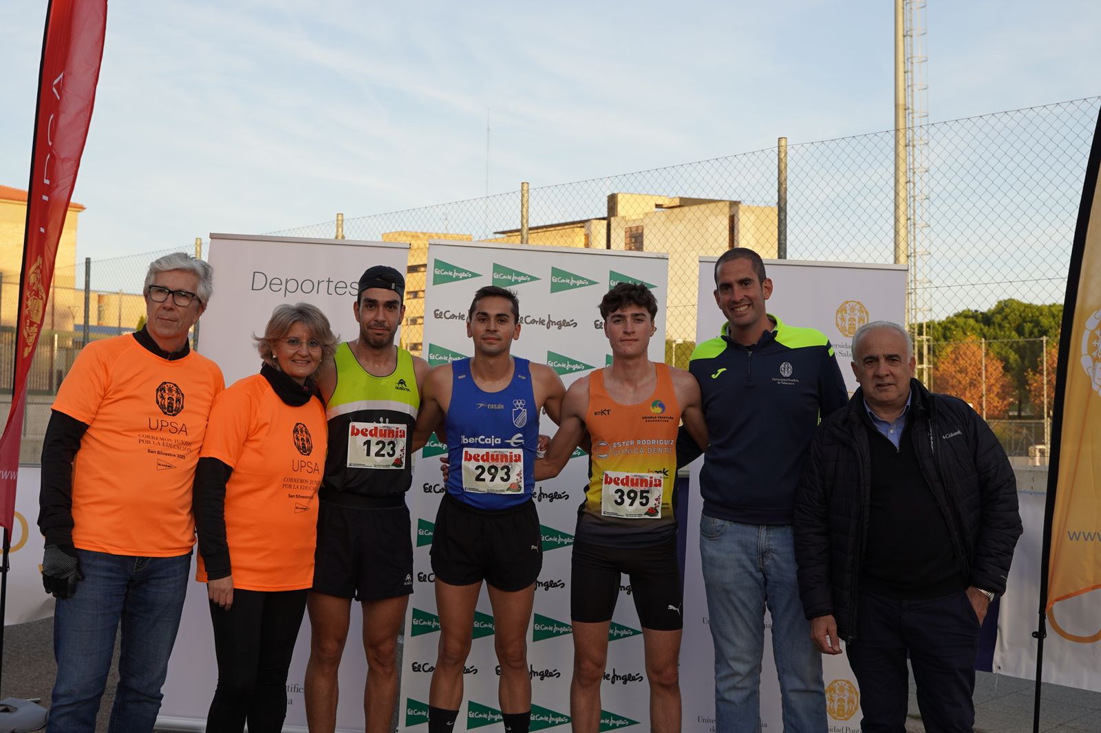 Ganadores masculinos con las autoridades