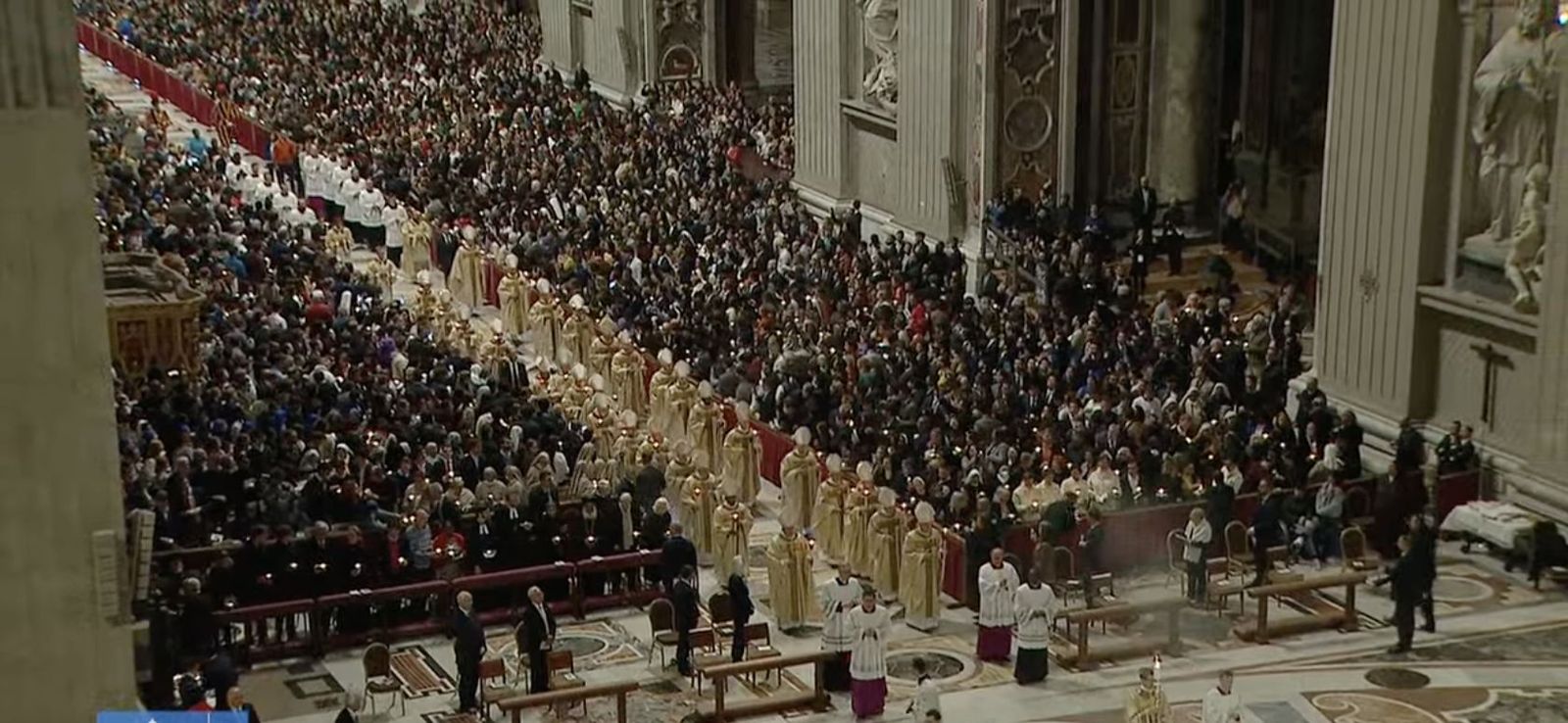 Procesión de la Vigilia Pascual en San Pedro