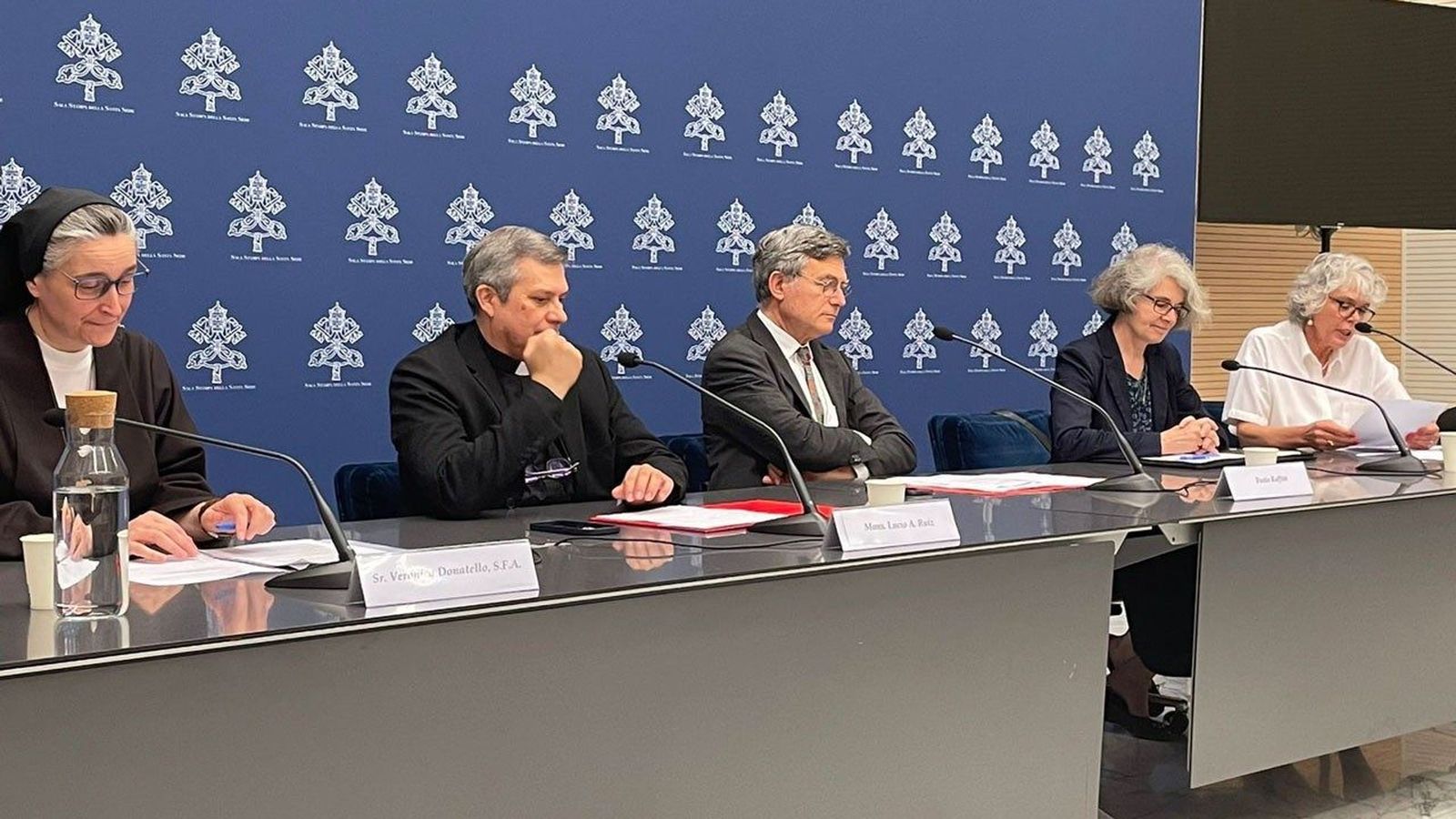 Nathalie Becquart (segunda por la derecha)