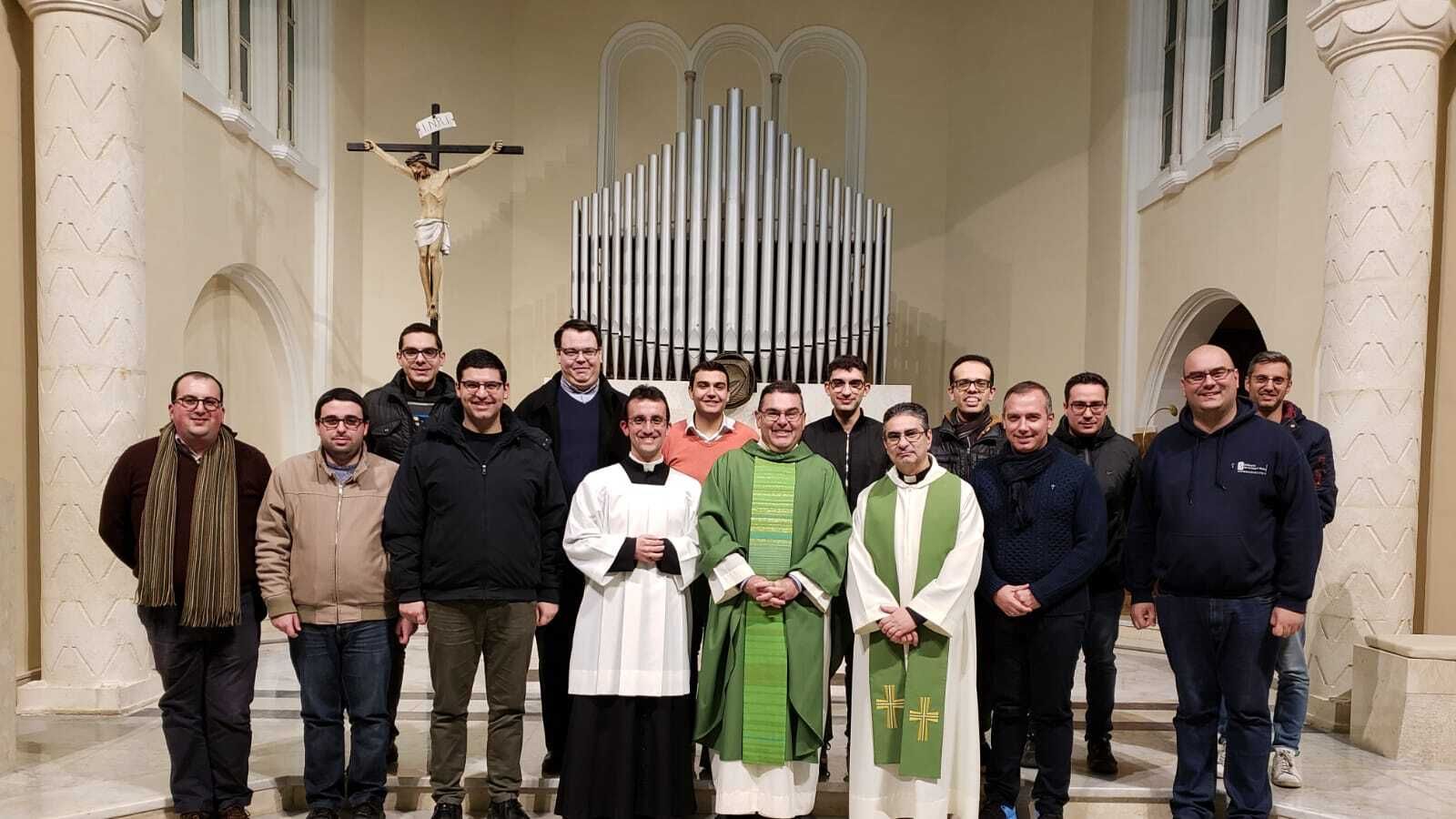 Padre Balzan (al centro) con seminaristas de Malta