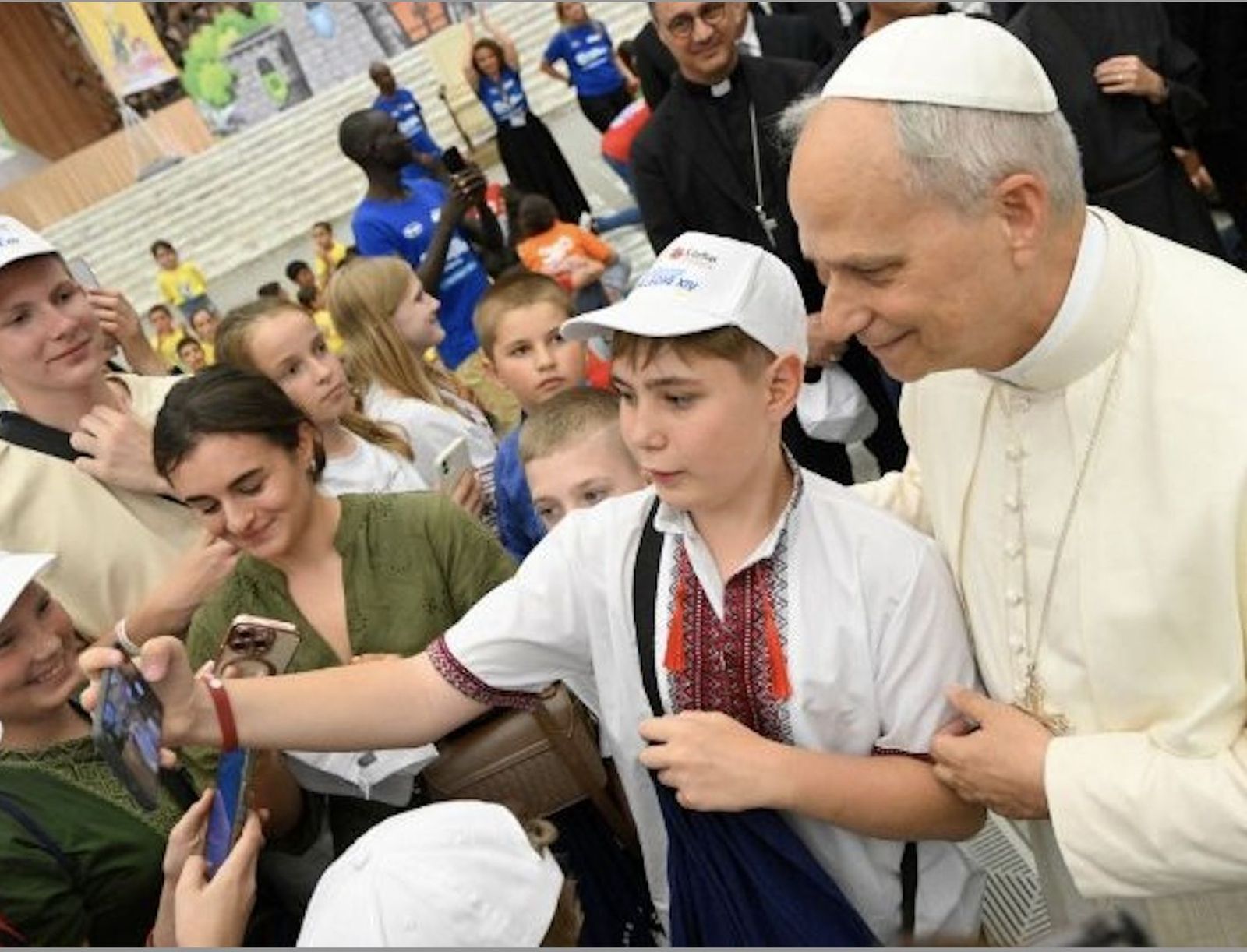 León XIV se hace un selfie con un niño ucraniano