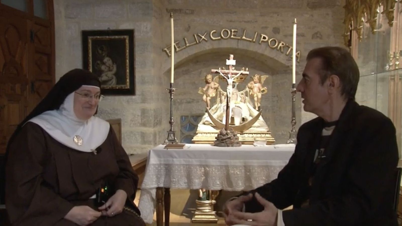 La exabadesa, entrevistada por su jefe de prensa