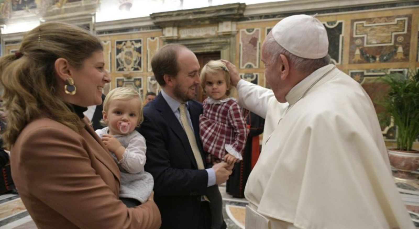 El Papa saluda a una familia