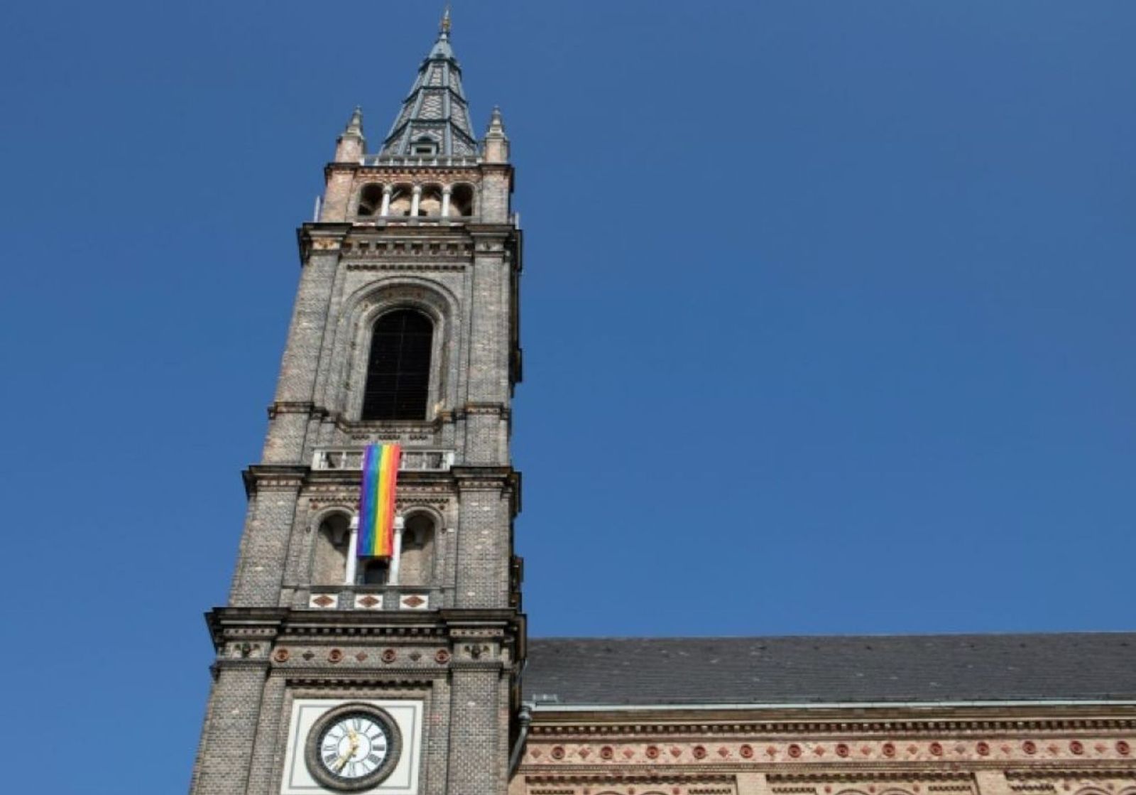 Bandera gay en una iglesia de Austria