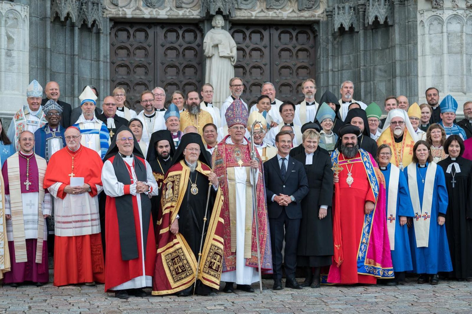 Líderes eclesiásticos de todo el mundo, acompañados por el primer ministro sueco Ulf Kristersson y su esposa, la reverenda Birgitta Ed, posan para una foto de grupo