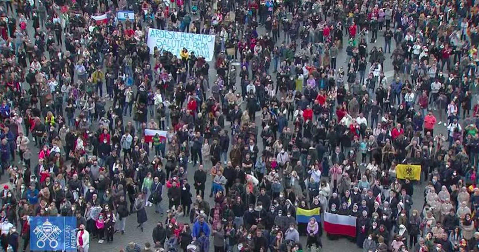 Banderas de Ucrania y Polonia en la plaza de San Pedro