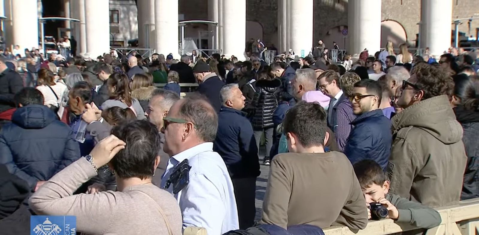 Fieles esperan al Papa