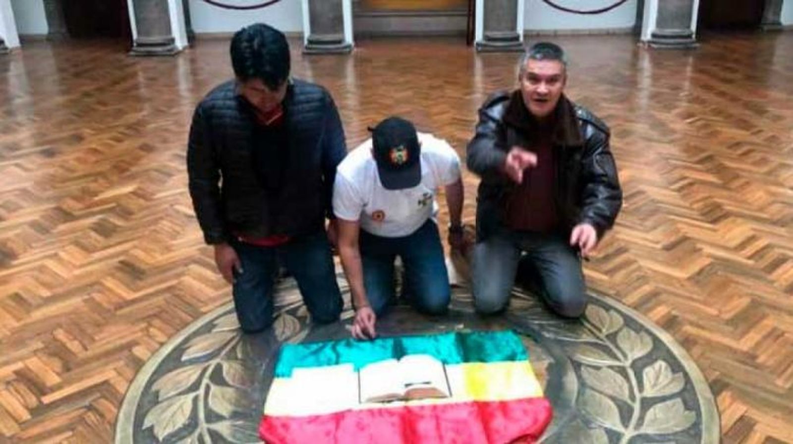 Camacho y Pumari: Una Biblia sobre la bandera. En la casa de de gobierno, 'decoran la imagen tres hombres, hombres, de rodillas'