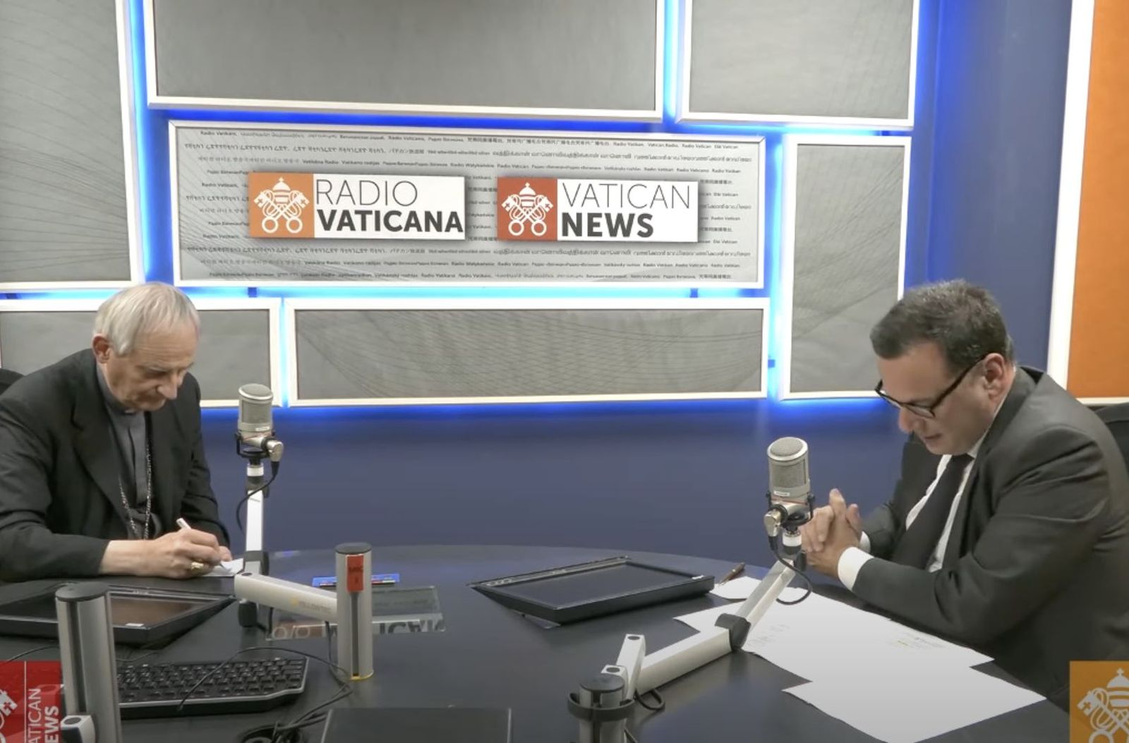 El cardenal Zuppi, con Andre Monda en los estudios de la radio vaticana